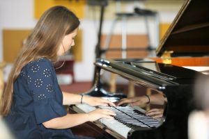 piano player